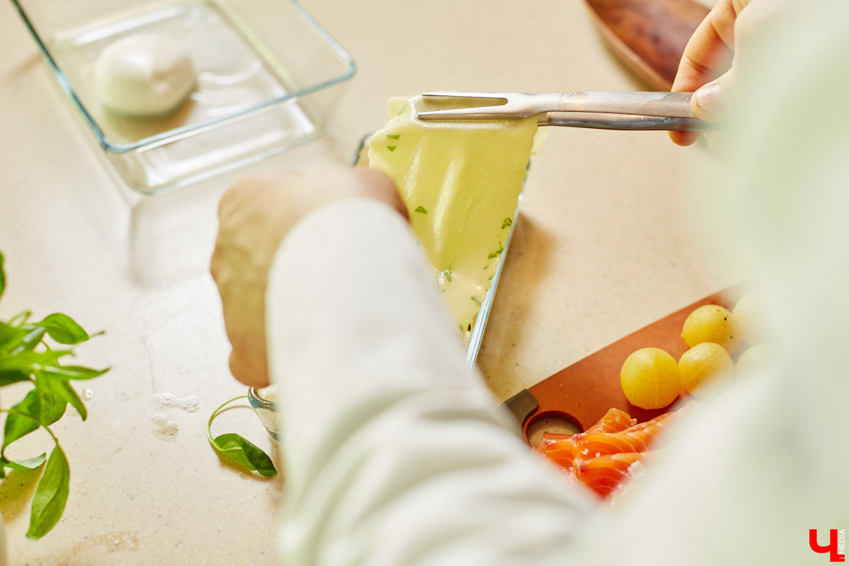 Создатель школы традиционного этикета Екатерина Богданова отвергла кулинарные традиции в поисках быстрого в приготовлении, полезного и красивого блюда. На помощь ей пришел обновленный рецепт лазаньи, которая получилась вкусной не только на вид!