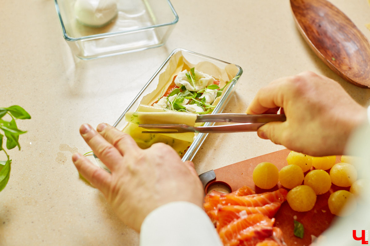 Создатель школы традиционного этикета Екатерина Богданова отвергла кулинарные традиции в поисках быстрого в приготовлении, полезного и красивого блюда. На помощь ей пришел обновленный рецепт лазаньи, которая получилась вкусной не только на вид!