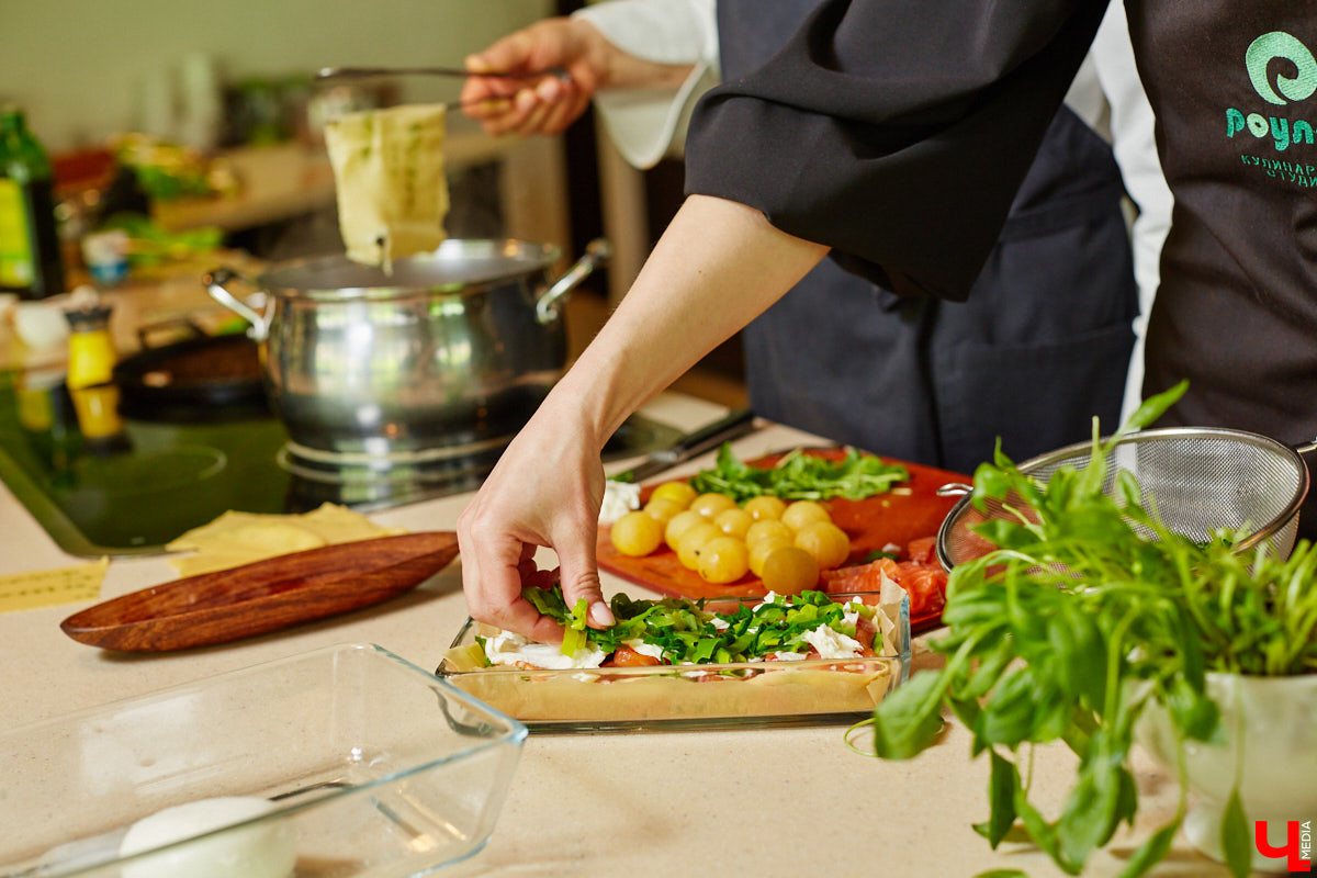 Создатель школы традиционного этикета Екатерина Богданова отвергла кулинарные традиции в поисках быстрого в приготовлении, полезного и красивого блюда. На помощь ей пришел обновленный рецепт лазаньи, которая получилась вкусной не только на вид!