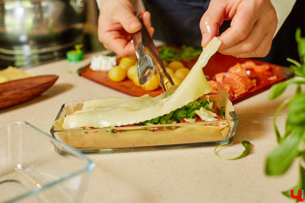 Создатель школы традиционного этикета Екатерина Богданова отвергла кулинарные традиции в поисках быстрого в приготовлении, полезного и красивого блюда. На помощь ей пришел обновленный рецепт лазаньи, которая получилась вкусной не только на вид!