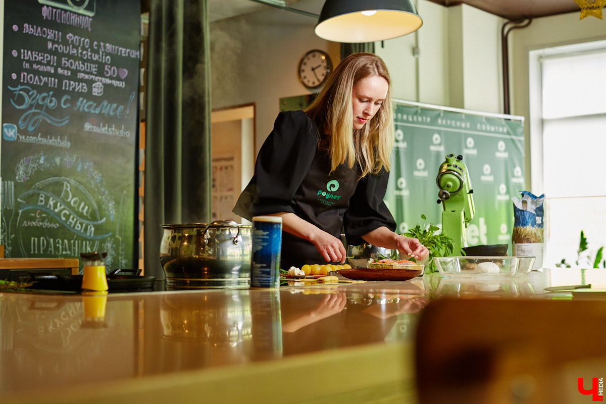 Создатель школы традиционного этикета Екатерина Богданова отвергла кулинарные традиции в поисках быстрого в приготовлении, полезного и красивого блюда. На помощь ей пришел обновленный рецепт лазаньи, которая получилась вкусной не только на вид!