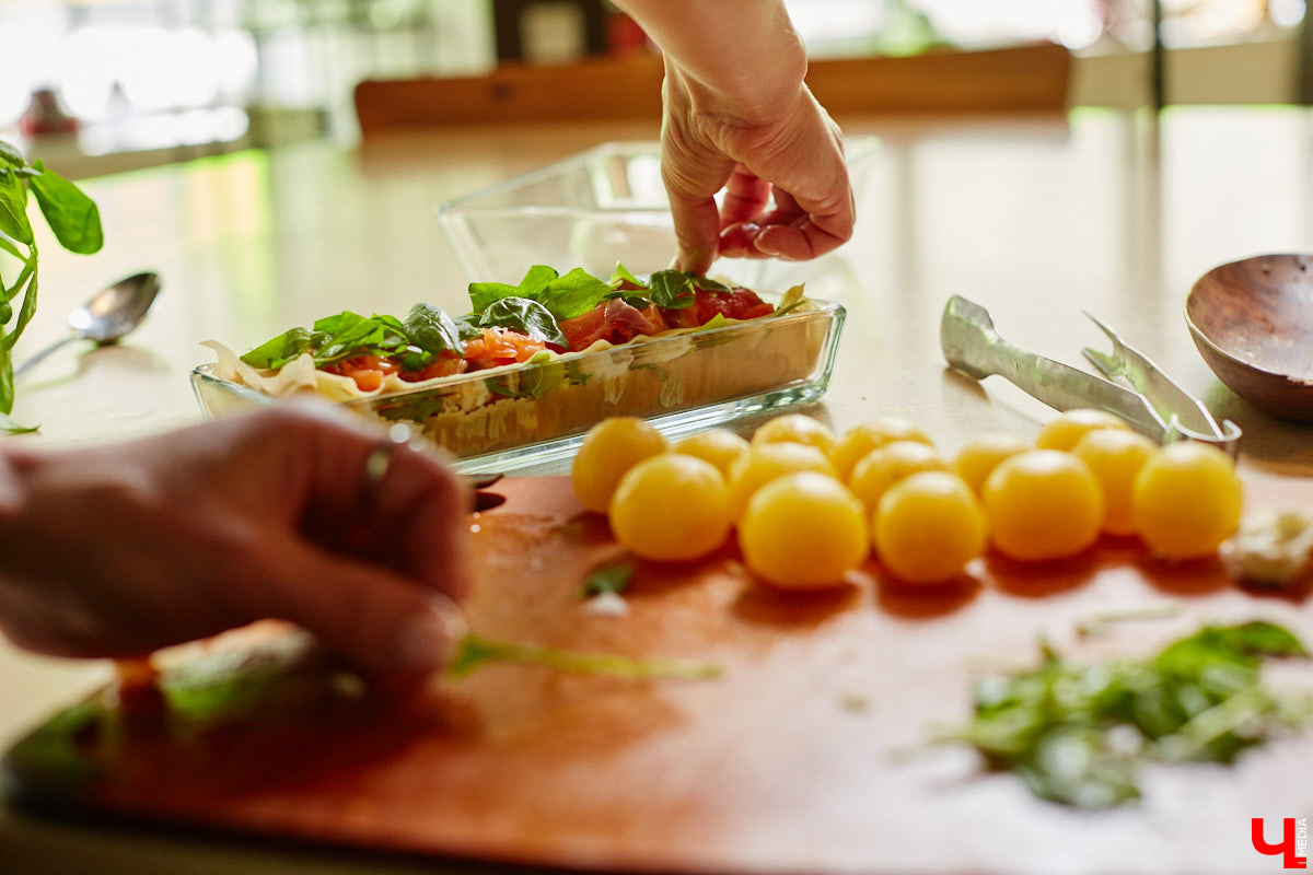 Создатель школы традиционного этикета Екатерина Богданова отвергла кулинарные традиции в поисках быстрого в приготовлении, полезного и красивого блюда. На помощь ей пришел обновленный рецепт лазаньи, которая получилась вкусной не только на вид!