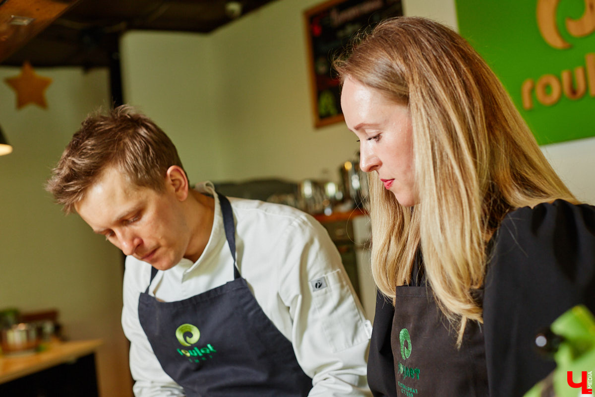 Создатель школы традиционного этикета Екатерина Богданова отвергла кулинарные традиции в поисках быстрого в приготовлении, полезного и красивого блюда. На помощь ей пришел обновленный рецепт лазаньи, которая получилась вкусной не только на вид!