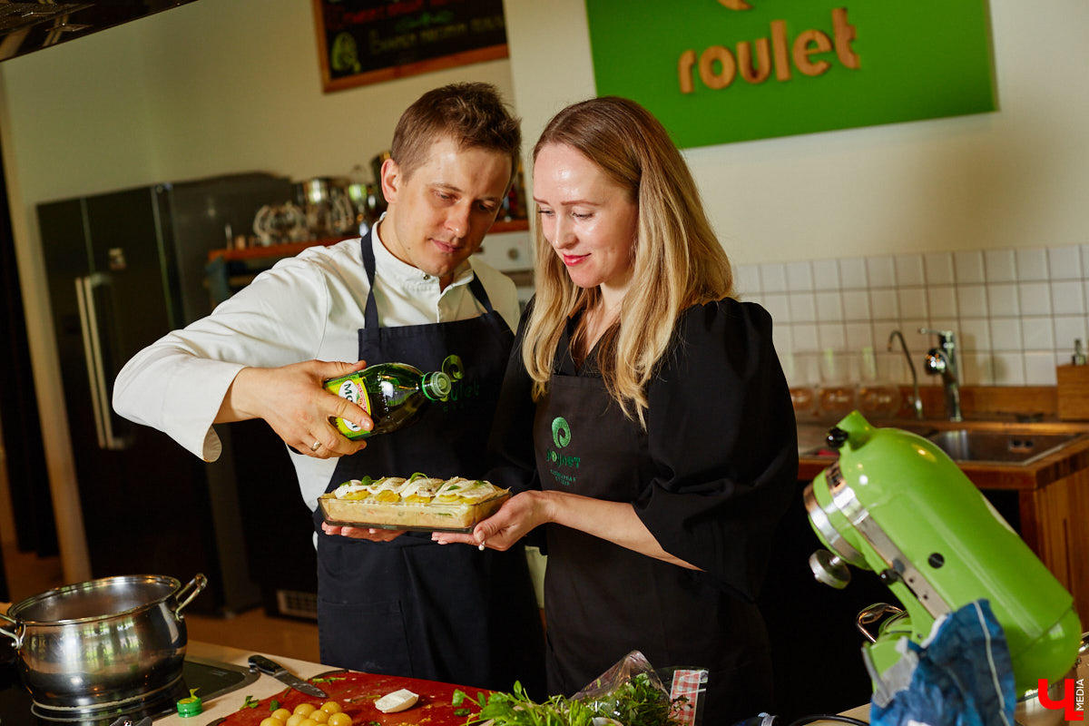 Создатель школы традиционного этикета Екатерина Богданова отвергла кулинарные традиции в поисках быстрого в приготовлении, полезного и красивого блюда. На помощь ей пришел обновленный рецепт лазаньи, которая получилась вкусной не только на вид!