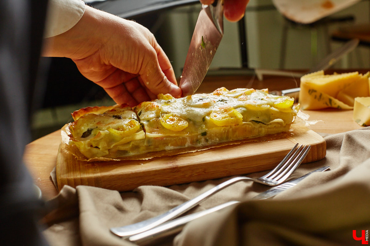 Создатель школы традиционного этикета Екатерина Богданова отвергла кулинарные традиции в поисках быстрого в приготовлении, полезного и красивого блюда. На помощь ей пришел обновленный рецепт лазаньи, которая получилась вкусной не только на вид!