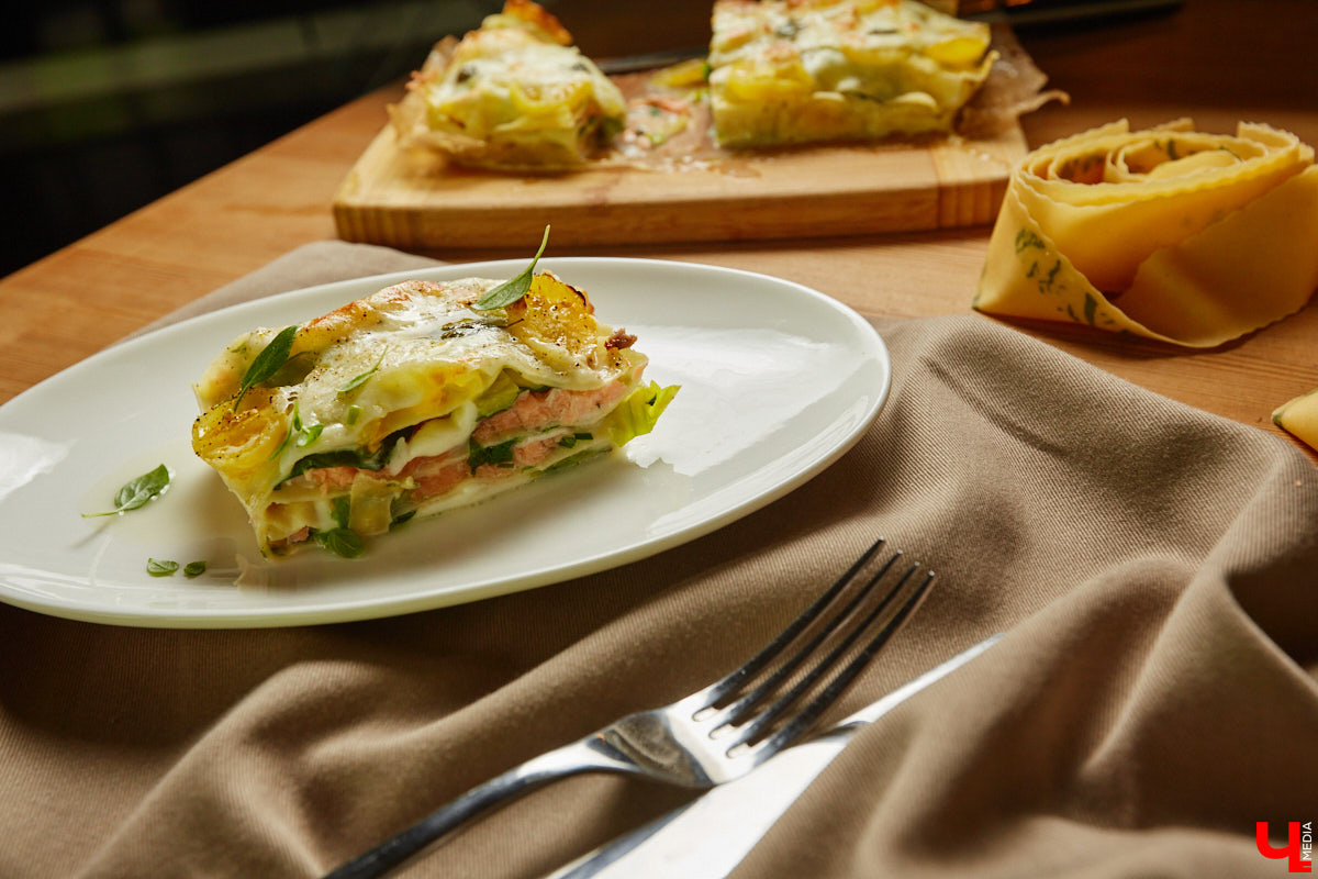 Создатель школы традиционного этикета Екатерина Богданова отвергла кулинарные традиции в поисках быстрого в приготовлении, полезного и красивого блюда. На помощь ей пришел обновленный рецепт лазаньи, которая получилась вкусной не только на вид!