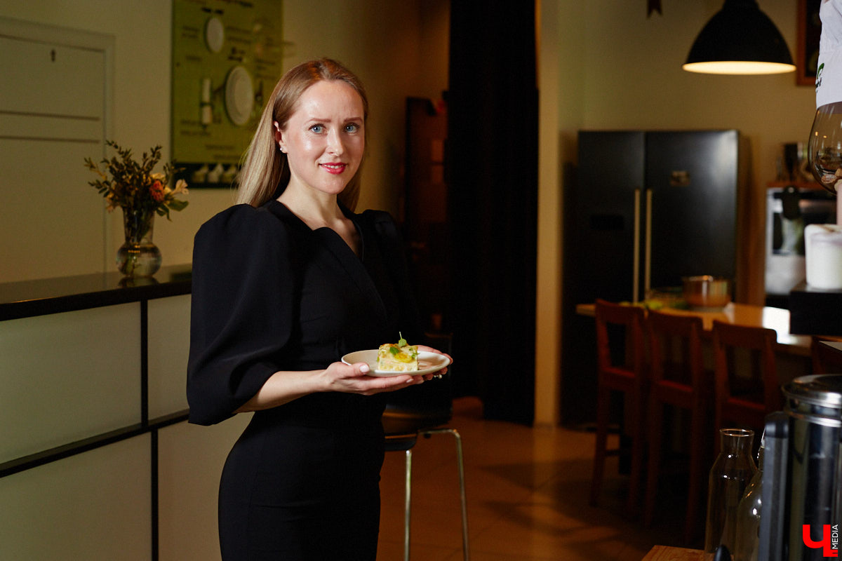 Создатель школы традиционного этикета Екатерина Богданова отвергла кулинарные традиции в поисках быстрого в приготовлении, полезного и красивого блюда. На помощь ей пришел обновленный рецепт лазаньи, которая получилась вкусной не только на вид!