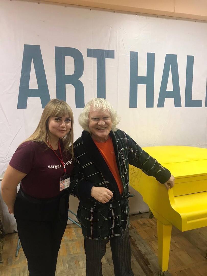 Желтый рояль, недавно впечатлявший больших артистов в гримерке Art Hall, теперь можно потрогать. Чьи подписи, котики и портреты собраны на «том самом» инструменте? Какие истории, а также минуты музицирования с ним связаны? Об этом «Ключ-Медиа»рассказывает бывший арт-директор концертно-развлекательного комплекса Ирина Трошина.