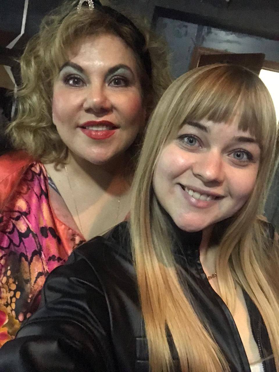 Желтый рояль, недавно впечатлявший больших артистов в гримерке Art Hall, теперь можно потрогать. Чьи подписи, котики и портреты собраны на «том самом» инструменте? Какие истории, а также минуты музицирования с ним связаны? Об этом «Ключ-Медиа»рассказывает бывший арт-директор концертно-развлекательного комплекса Ирина Трошина.