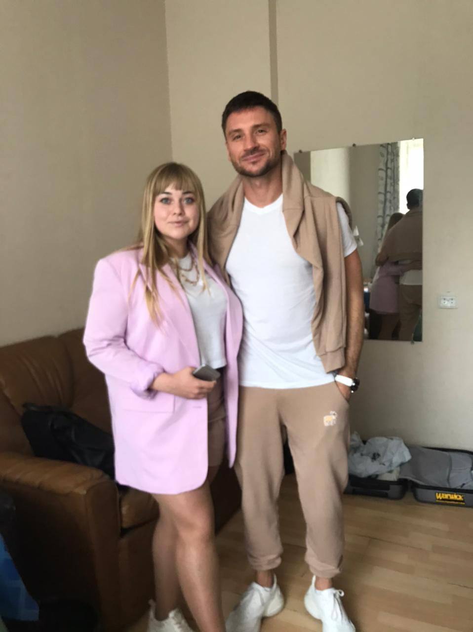 Желтый рояль, недавно впечатлявший больших артистов в гримерке Art Hall, теперь можно потрогать. Чьи подписи, котики и портреты собраны на «том самом» инструменте? Какие истории, а также минуты музицирования с ним связаны? Об этом «Ключ-Медиа»рассказывает бывший арт-директор концертно-развлекательного комплекса Ирина Трошина.