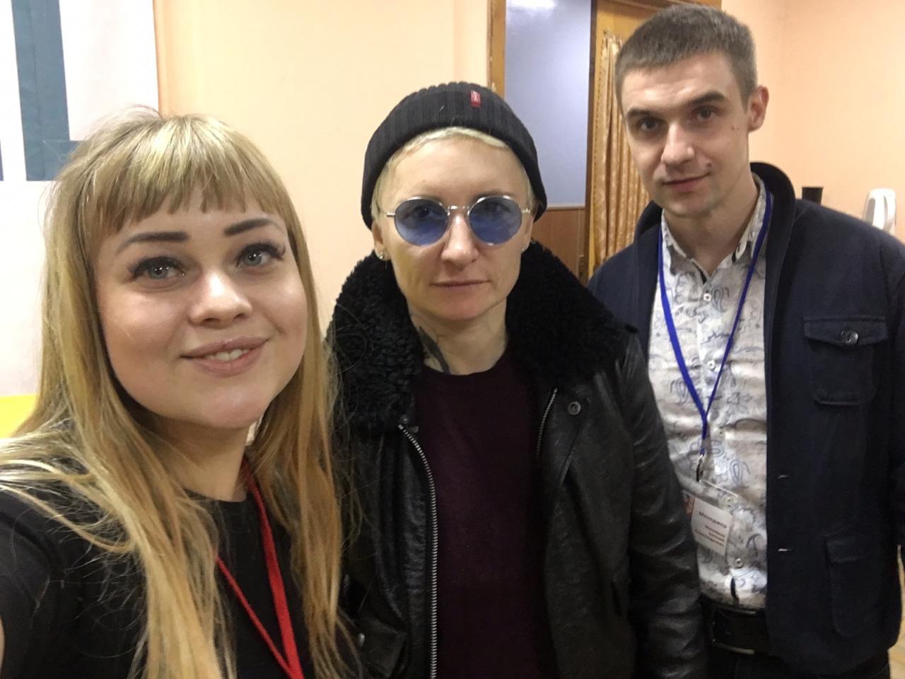 Желтый рояль, недавно впечатлявший больших артистов в гримерке Art Hall, теперь можно потрогать. Чьи подписи, котики и портреты собраны на «том самом» инструменте? Какие истории, а также минуты музицирования с ним связаны? Об этом «Ключ-Медиа»рассказывает бывший арт-директор концертно-развлекательного комплекса Ирина Трошина.