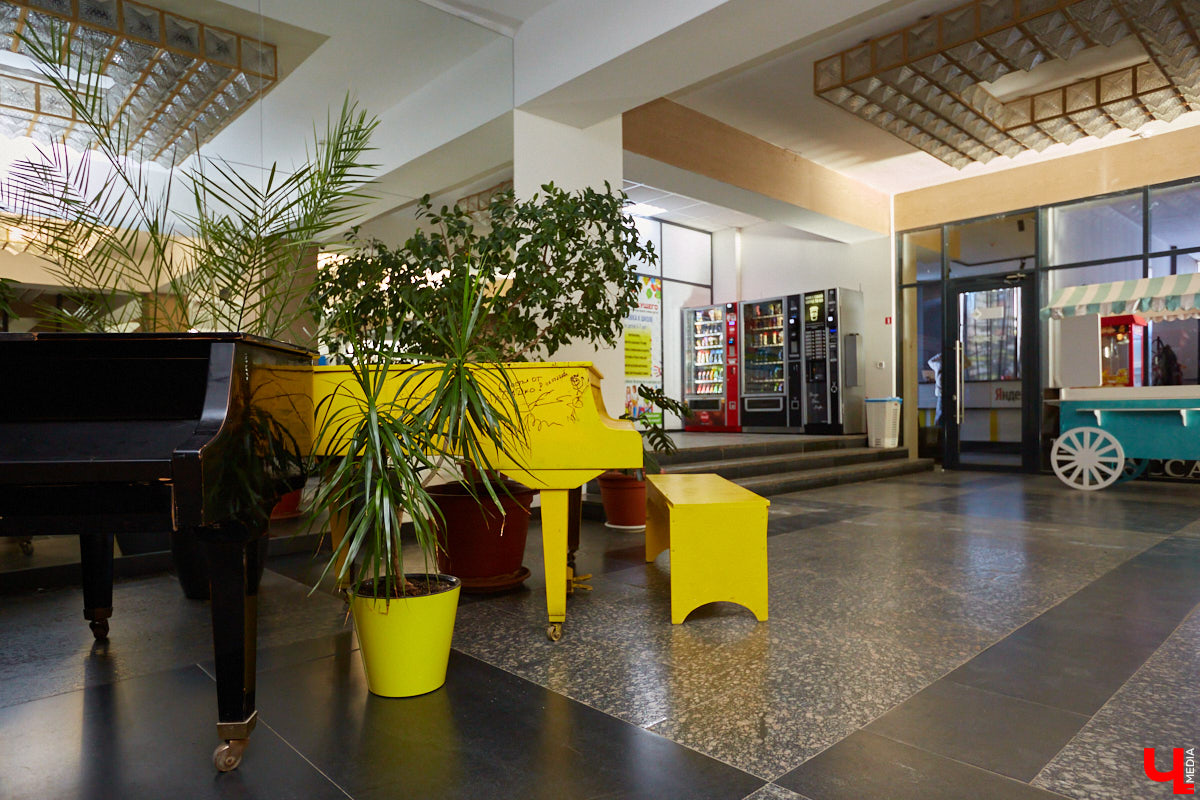 Желтый рояль, недавно впечатлявший больших артистов в гримерке Art Hall, теперь можно потрогать. Чьи подписи, котики и портреты собраны на «том самом» инструменте? Какие истории, а также минуты музицирования с ним связаны? Об этом «Ключ-Медиа»рассказывает бывший арт-директор концертно-развлекательного комплекса Ирина Трошина.