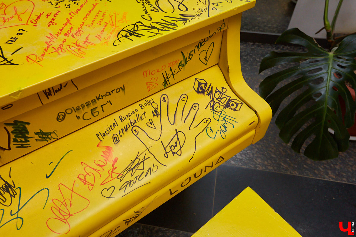 Желтый рояль, недавно впечатлявший больших артистов в гримерке Art Hall, теперь можно потрогать. Чьи подписи, котики и портреты собраны на «том самом» инструменте? Какие истории, а также минуты музицирования с ним связаны? Об этом «Ключ-Медиа»рассказывает бывший арт-директор концертно-развлекательного комплекса Ирина Трошина.