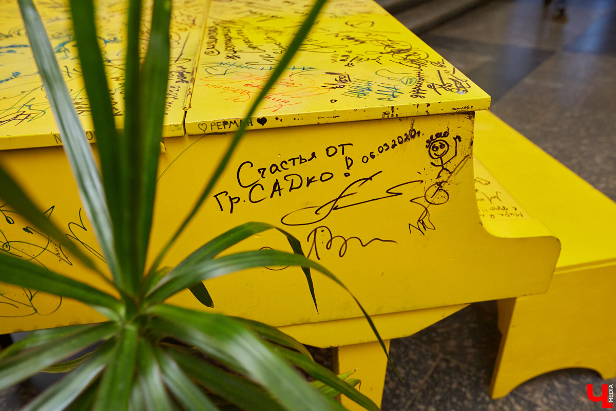 Желтый рояль, недавно впечатлявший больших артистов в гримерке Art Hall, теперь можно потрогать. Чьи подписи, котики и портреты собраны на «том самом» инструменте? Какие истории, а также минуты музицирования с ним связаны? Об этом «Ключ-Медиа»рассказывает бывший арт-директор концертно-развлекательного комплекса Ирина Трошина.