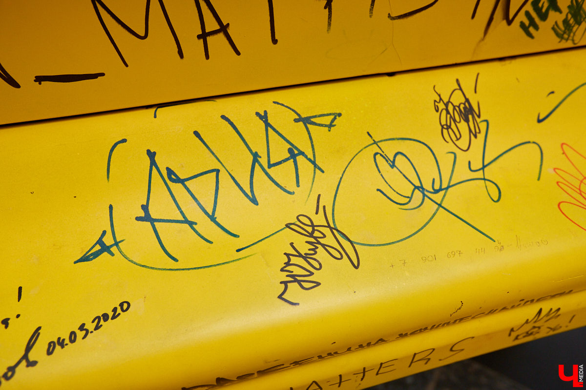 Желтый рояль, недавно впечатлявший больших артистов в гримерке Art Hall, теперь можно потрогать. Чьи подписи, котики и портреты собраны на «том самом» инструменте? Какие истории, а также минуты музицирования с ним связаны? Об этом «Ключ-Медиа»рассказывает бывший арт-директор концертно-развлекательного комплекса Ирина Трошина.