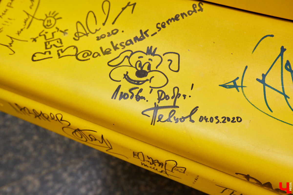 Желтый рояль, недавно впечатлявший больших артистов в гримерке Art Hall, теперь можно потрогать. Чьи подписи, котики и портреты собраны на «том самом» инструменте? Какие истории, а также минуты музицирования с ним связаны? Об этом «Ключ-Медиа»рассказывает бывший арт-директор концертно-развлекательного комплекса Ирина Трошина.