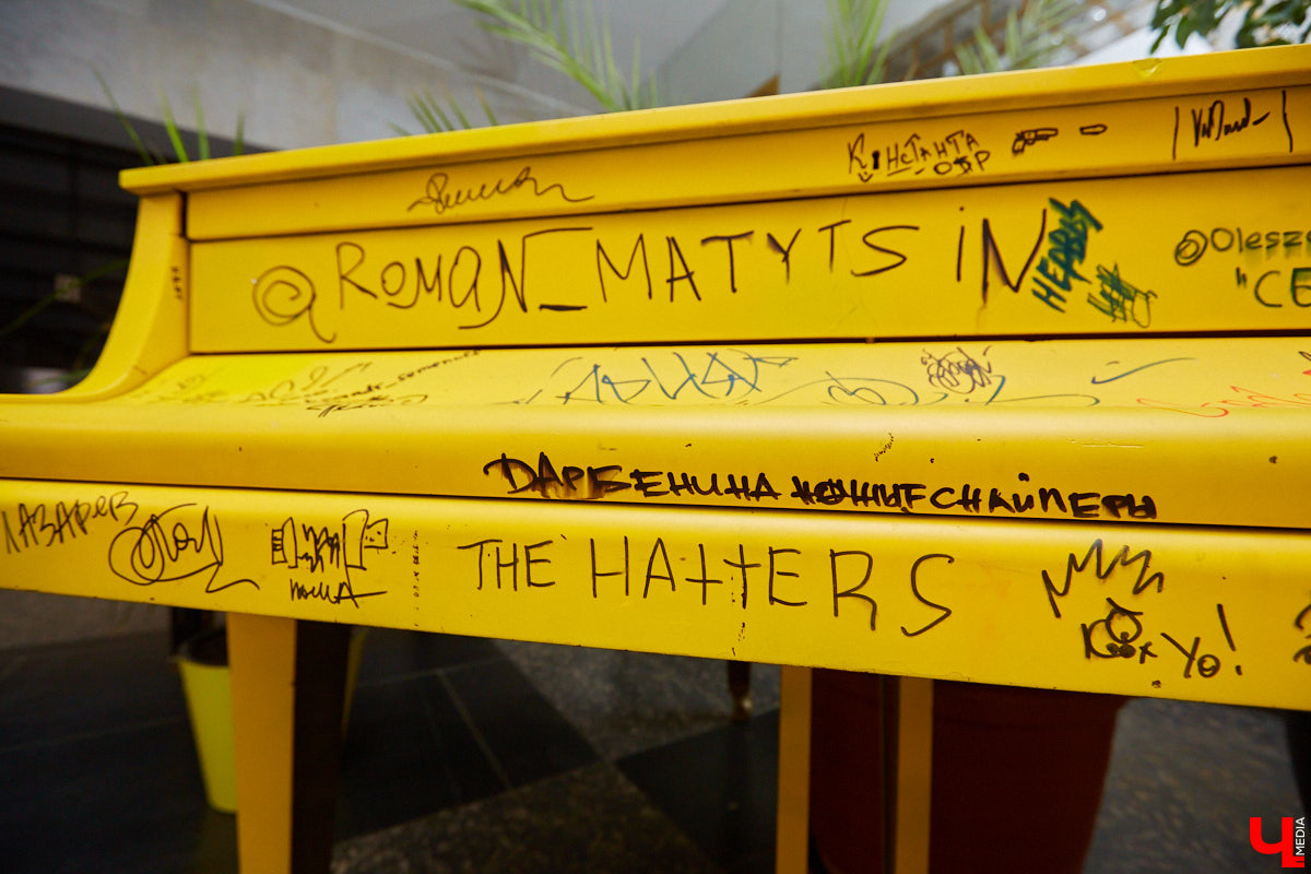 Желтый рояль, недавно впечатлявший больших артистов в гримерке Art Hall, теперь можно потрогать. Чьи подписи, котики и портреты собраны на «том самом» инструменте? Какие истории, а также минуты музицирования с ним связаны? Об этом «Ключ-Медиа»рассказывает бывший арт-директор концертно-развлекательного комплекса Ирина Трошина.