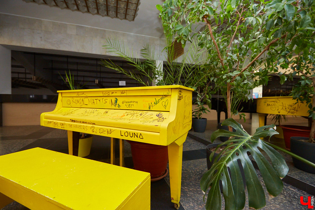 Желтый рояль, недавно впечатлявший больших артистов в гримерке Art Hall, теперь можно потрогать. Чьи подписи, котики и портреты собраны на «том самом» инструменте? Какие истории, а также минуты музицирования с ним связаны? Об этом «Ключ-Медиа»рассказывает бывший арт-директор концертно-развлекательного комплекса Ирина Трошина.