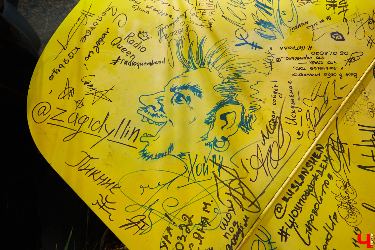 Желтый рояль, недавно впечатлявший больших артистов в гримерке Art Hall, теперь можно потрогать. Чьи подписи, котики и портреты собраны на «том самом» инструменте? Какие истории, а также минуты музицирования с ним связаны? Об этом «Ключ-Медиа»рассказывает бывший арт-директор концертно-развлекательного комплекса Ирина Трошина.