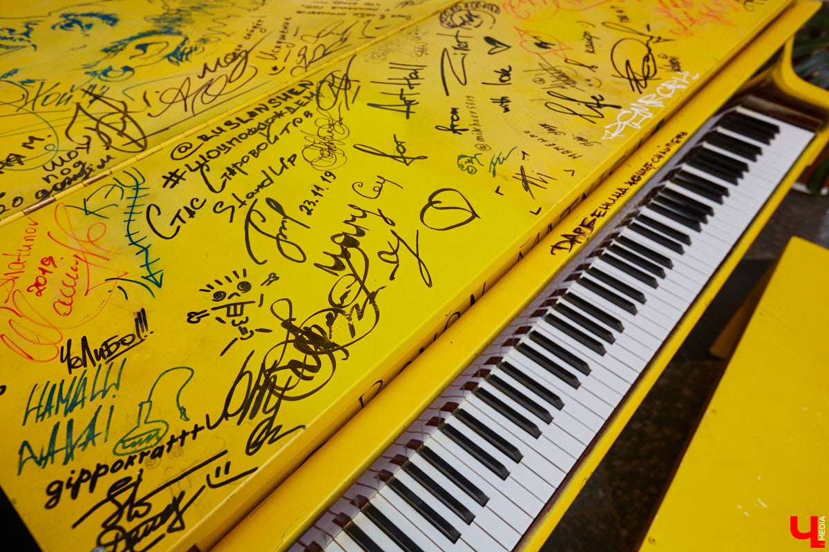 Желтый рояль, недавно впечатлявший больших артистов в гримерке Art Hall, теперь можно потрогать. Чьи подписи, котики и портреты собраны на «том самом» инструменте? Какие истории, а также минуты музицирования с ним связаны? Об этом «Ключ-Медиа»рассказывает бывший арт-директор концертно-развлекательного комплекса Ирина Трошина.
