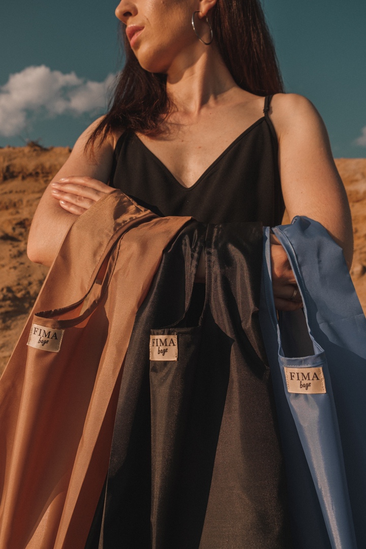 Дефицит многих привычных вещей, наступивший в когда-то благополучном мире потребления, неожиданно изменил многие наши привычки. Некоторые нашли в этом плюсы и перешли на более экологичный образ жизни. О разумном потреблении, модных авоськах, отказе от бумаги, пластиковой посуды и переходе на экокосметику читайте в нашем материале.