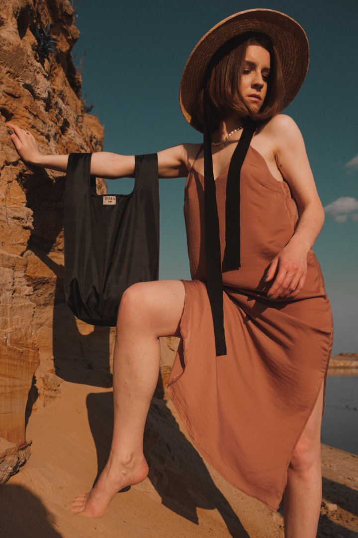 Дефицит многих привычных вещей, наступивший в когда-то благополучном мире потребления, неожиданно изменил многие наши привычки. Некоторые нашли в этом плюсы и перешли на более экологичный образ жизни. О разумном потреблении, модных авоськах, отказе от бумаги, пластиковой посуды и переходе на экокосметику читайте в нашем материале.