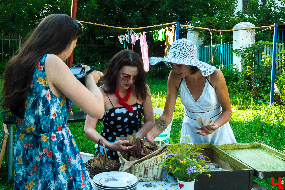 Дефицит многих привычных вещей, наступивший в когда-то благополучном мире потребления, неожиданно изменил многие наши привычки. Некоторые нашли в этом плюсы и перешли на более экологичный образ жизни. О разумном потреблении, модных авоськах, отказе от бумаги, пластиковой посуды и переходе на экокосметику читайте в нашем материале.