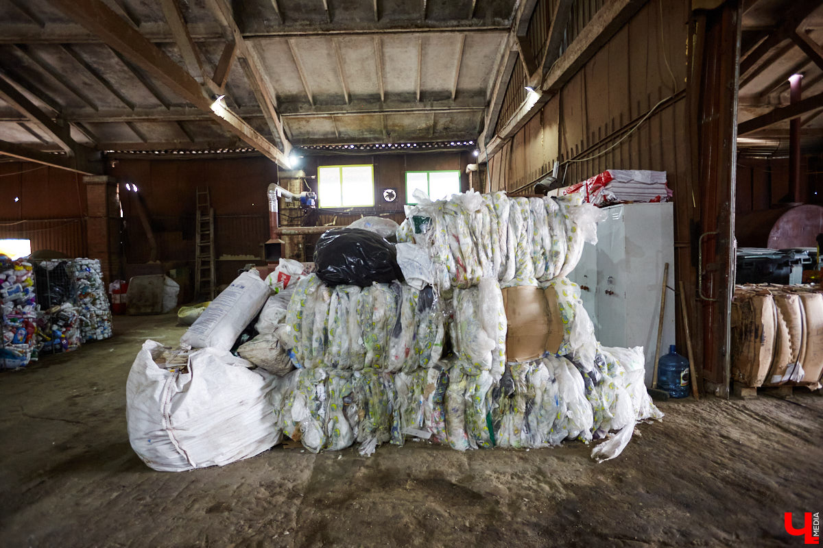 Дефицит многих привычных вещей, наступивший в когда-то благополучном мире потребления, неожиданно изменил многие наши привычки. Некоторые нашли в этом плюсы и перешли на более экологичный образ жизни. О разумном потреблении, модных авоськах, отказе от бумаги, пластиковой посуды и переходе на экокосметику читайте в нашем материале.