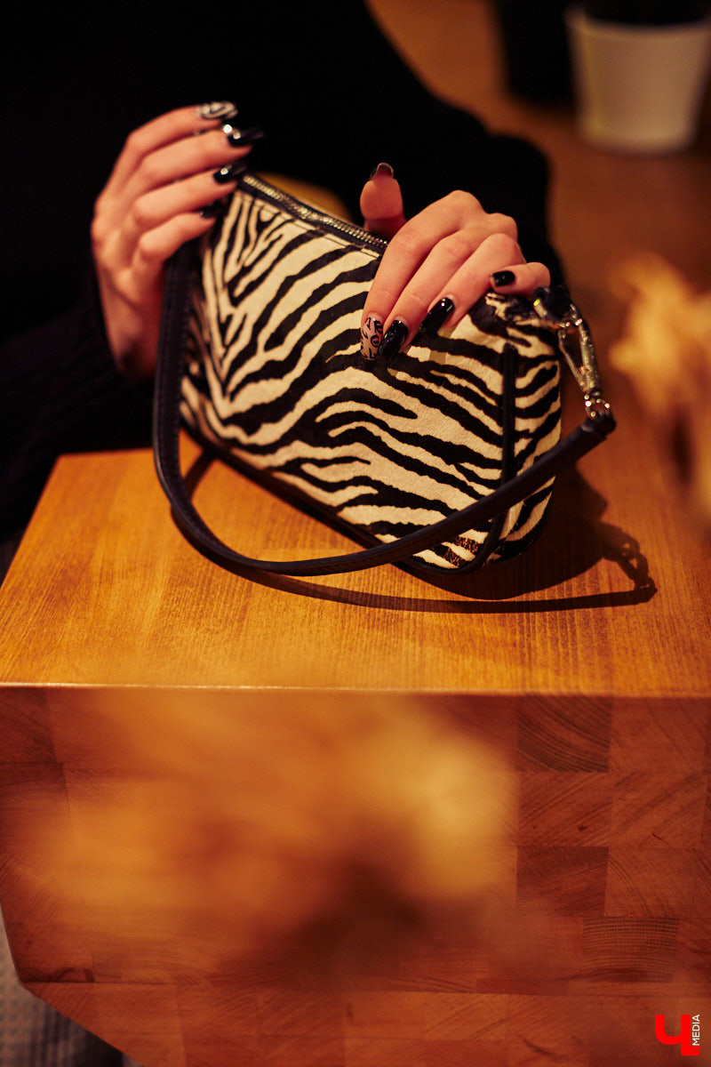 Дефицит многих привычных вещей, наступивший в когда-то благополучном мире потребления, неожиданно изменил многие наши привычки. Некоторые нашли в этом плюсы и перешли на более экологичный образ жизни. О разумном потреблении, модных авоськах, отказе от бумаги, пластиковой посуды и переходе на экокосметику читайте в нашем материале.