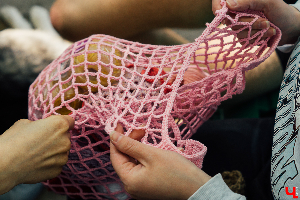 Дефицит многих привычных вещей, наступивший в когда-то благополучном мире потребления, неожиданно изменил многие наши привычки. Некоторые нашли в этом плюсы и перешли на более экологичный образ жизни. О разумном потреблении, модных авоськах, отказе от бумаги, пластиковой посуды и переходе на экокосметику читайте в нашем материале.