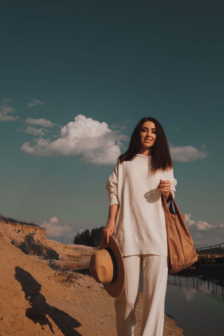 Дефицит многих привычных вещей, наступивший в когда-то благополучном мире потребления, неожиданно изменил многие наши привычки. Некоторые нашли в этом плюсы и перешли на более экологичный образ жизни. О разумном потреблении, модных авоськах, отказе от бумаги, пластиковой посуды и переходе на экокосметику читайте в нашем материале.