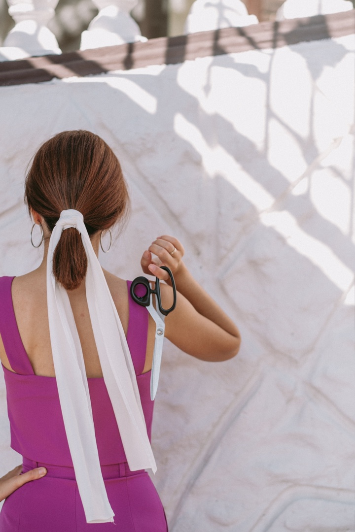 Дефицит многих привычных вещей, наступивший в когда-то благополучном мире потребления, неожиданно изменил многие наши привычки. Некоторые нашли в этом плюсы и перешли на более экологичный образ жизни. О разумном потреблении, модных авоськах, отказе от бумаги, пластиковой посуды и переходе на экокосметику читайте в нашем материале.