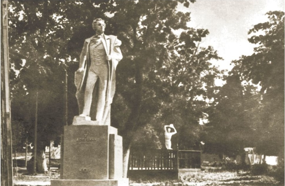 Центральные улицы и площади нашего города украшают памятники, установленные в честь выдающихся людей или знаменательных событий. Их показывают туристам, а в праздники на постаменты возлагают венки. Есть во Владимире и оригинальные уличные скульптуры, о которых частенько пишут СМИ. Но есть и позабытые, спрятанные в спальных районах или дворах различных учреждений.