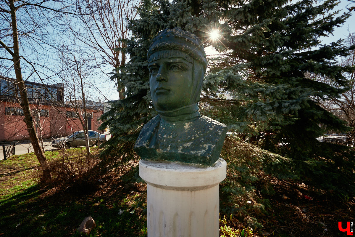 Центральные улицы и площади нашего города украшают памятники, установленные в честь выдающихся людей или знаменательных событий. Их показывают туристам, а в праздники на постаменты возлагают венки. Есть во Владимире и оригинальные уличные скульптуры, о которых частенько пишут СМИ. Но есть и позабытые, спрятанные в спальных районах или дворах различных учреждений.