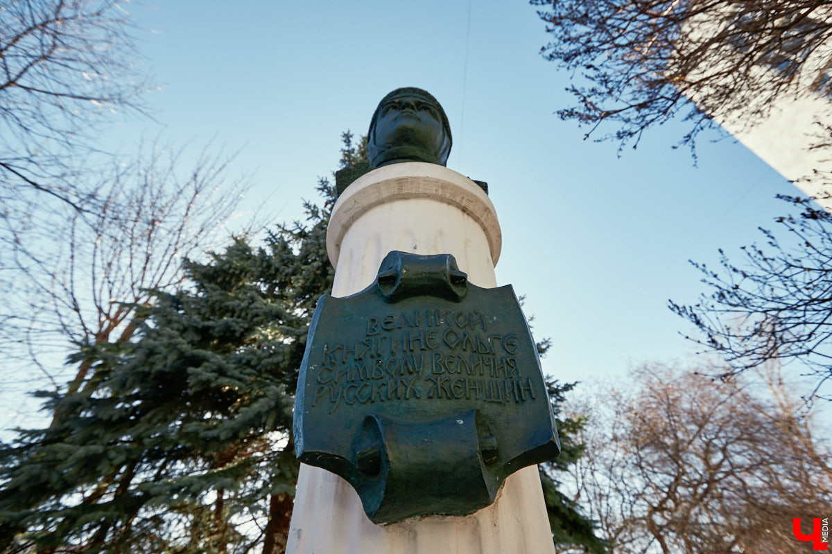 Центральные улицы и площади нашего города украшают памятники, установленные в честь выдающихся людей или знаменательных событий. Их показывают туристам, а в праздники на постаменты возлагают венки. Есть во Владимире и оригинальные уличные скульптуры, о которых частенько пишут СМИ. Но есть и позабытые, спрятанные в спальных районах или дворах различных учреждений.