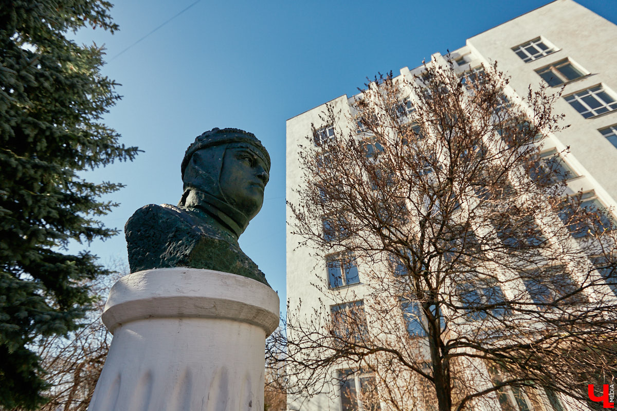 Центральные улицы и площади нашего города украшают памятники, установленные в честь выдающихся людей или знаменательных событий. Их показывают туристам, а в праздники на постаменты возлагают венки. Есть во Владимире и оригинальные уличные скульптуры, о которых частенько пишут СМИ. Но есть и позабытые, спрятанные в спальных районах или дворах различных учреждений.