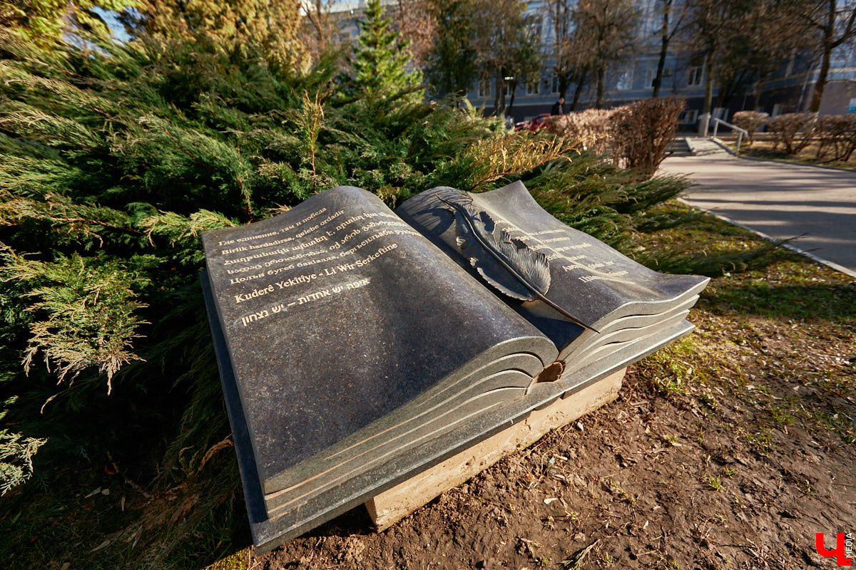 Центральные улицы и площади нашего города украшают памятники, установленные в честь выдающихся людей или знаменательных событий. Их показывают туристам, а в праздники на постаменты возлагают венки. Есть во Владимире и оригинальные уличные скульптуры, о которых частенько пишут СМИ. Но есть и позабытые, спрятанные в спальных районах или дворах различных учреждений.