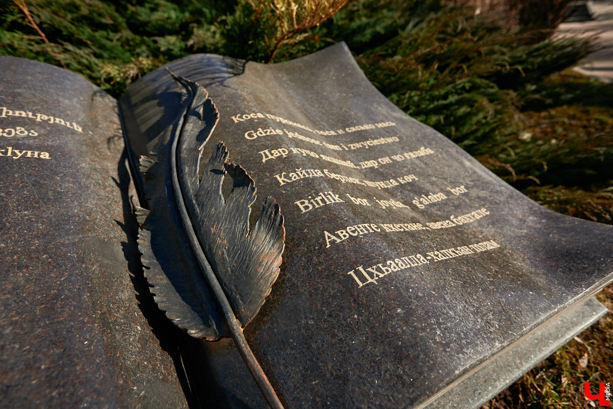 Центральные улицы и площади нашего города украшают памятники, установленные в честь выдающихся людей или знаменательных событий. Их показывают туристам, а в праздники на постаменты возлагают венки. Есть во Владимире и оригинальные уличные скульптуры, о которых частенько пишут СМИ. Но есть и позабытые, спрятанные в спальных районах или дворах различных учреждений.