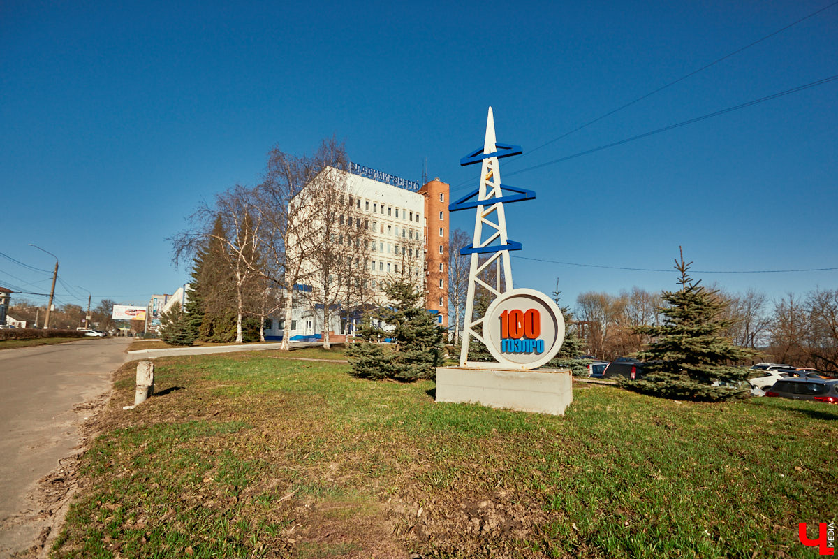 Центральные улицы и площади нашего города украшают памятники, установленные в честь выдающихся людей или знаменательных событий. Их показывают туристам, а в праздники на постаменты возлагают венки. Есть во Владимире и оригинальные уличные скульптуры, о которых частенько пишут СМИ. Но есть и позабытые, спрятанные в спальных районах или дворах различных учреждений.