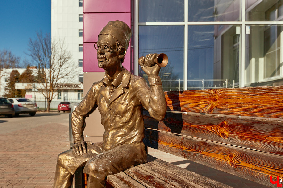 Центральные улицы и площади нашего города украшают памятники, установленные в честь выдающихся людей или знаменательных событий. Их показывают туристам, а в праздники на постаменты возлагают венки. Есть во Владимире и оригинальные уличные скульптуры, о которых частенько пишут СМИ. Но есть и позабытые, спрятанные в спальных районах или дворах различных учреждений.