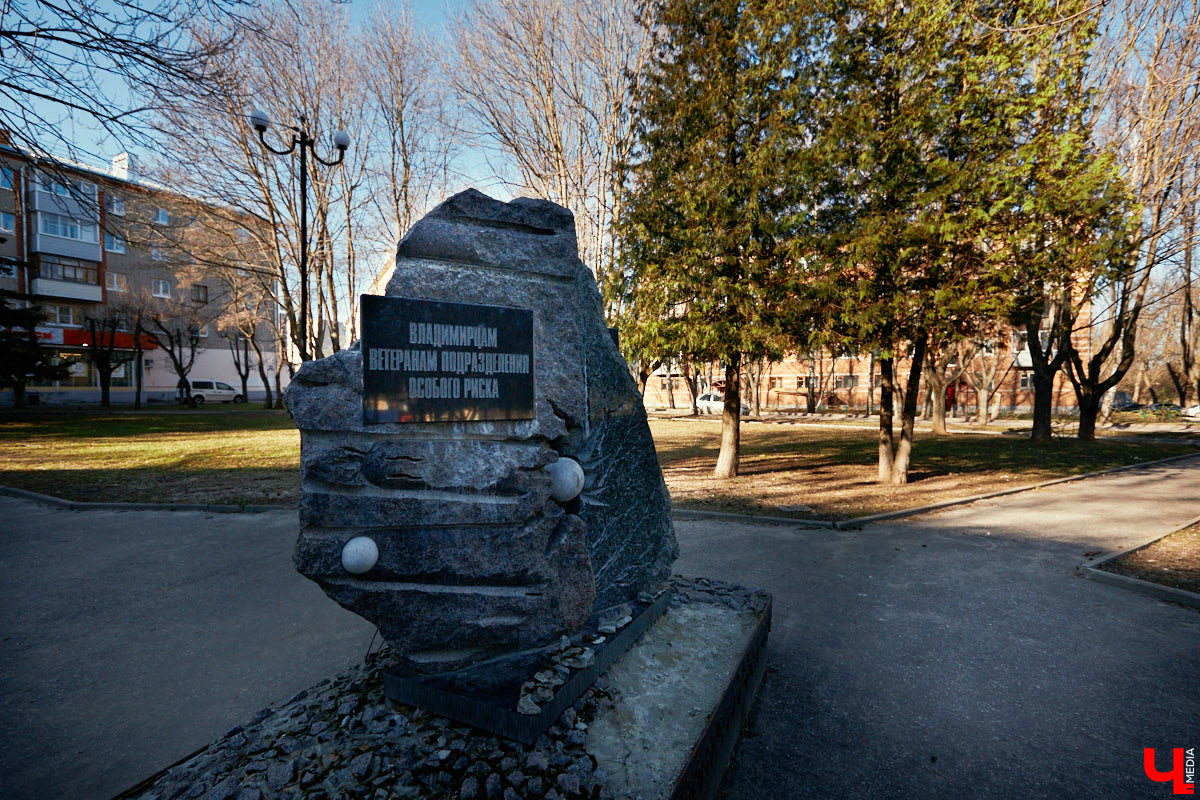 Центральные улицы и площади нашего города украшают памятники, установленные в честь выдающихся людей или знаменательных событий. Их показывают туристам, а в праздники на постаменты возлагают венки. Есть во Владимире и оригинальные уличные скульптуры, о которых частенько пишут СМИ. Но есть и позабытые, спрятанные в спальных районах или дворах различных учреждений.