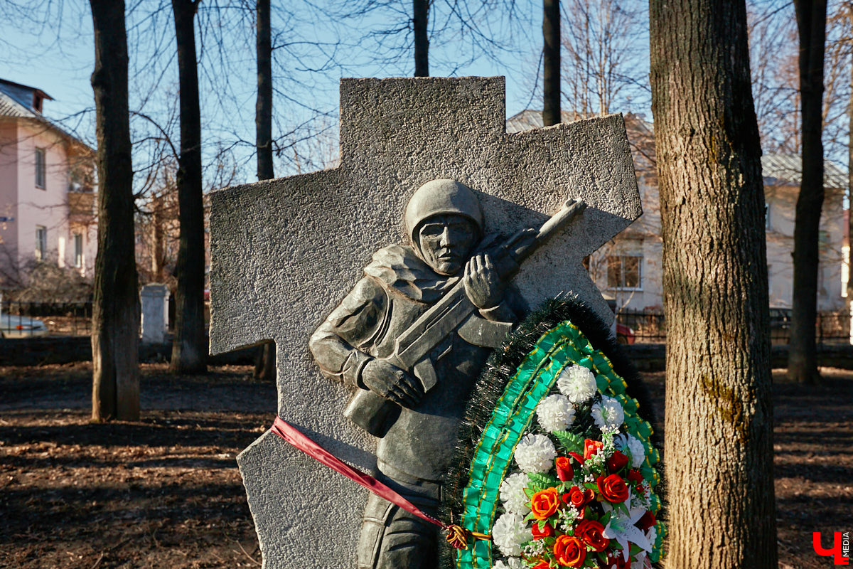 Центральные улицы и площади нашего города украшают памятники, установленные в честь выдающихся людей или знаменательных событий. Их показывают туристам, а в праздники на постаменты возлагают венки. Есть во Владимире и оригинальные уличные скульптуры, о которых частенько пишут СМИ. Но есть и позабытые, спрятанные в спальных районах или дворах различных учреждений.