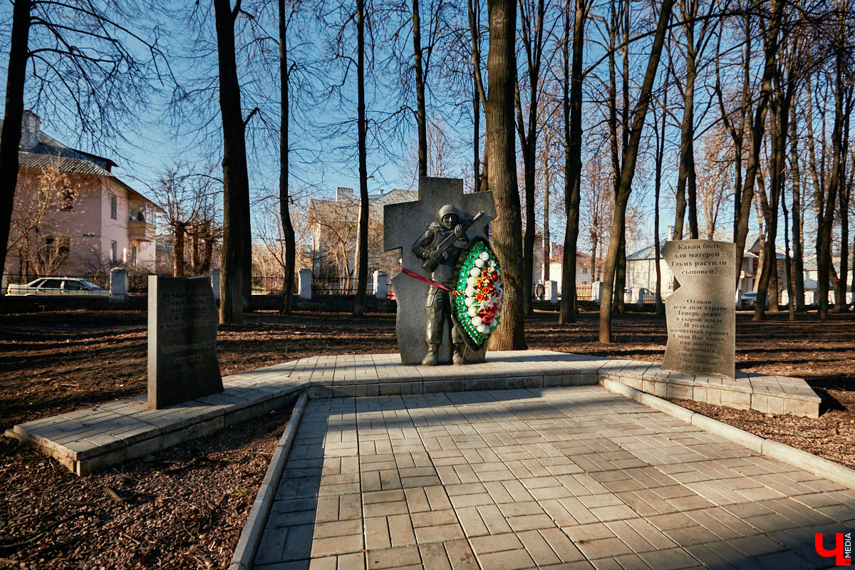 Центральные улицы и площади нашего города украшают памятники, установленные в честь выдающихся людей или знаменательных событий. Их показывают туристам, а в праздники на постаменты возлагают венки. Есть во Владимире и оригинальные уличные скульптуры, о которых частенько пишут СМИ. Но есть и позабытые, спрятанные в спальных районах или дворах различных учреждений.