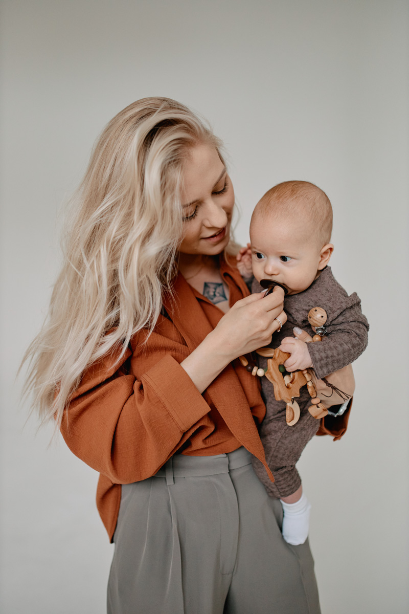 Материнство – это не только пополнение в семействе, но и возможность для творчества! В свободное от домашних забот время мамы-блогеры следят за процентным содержанием красоты в мире, учат подписчиков зарабатывать деньги и развивают собственный бизнес, основанный в декретные времена.