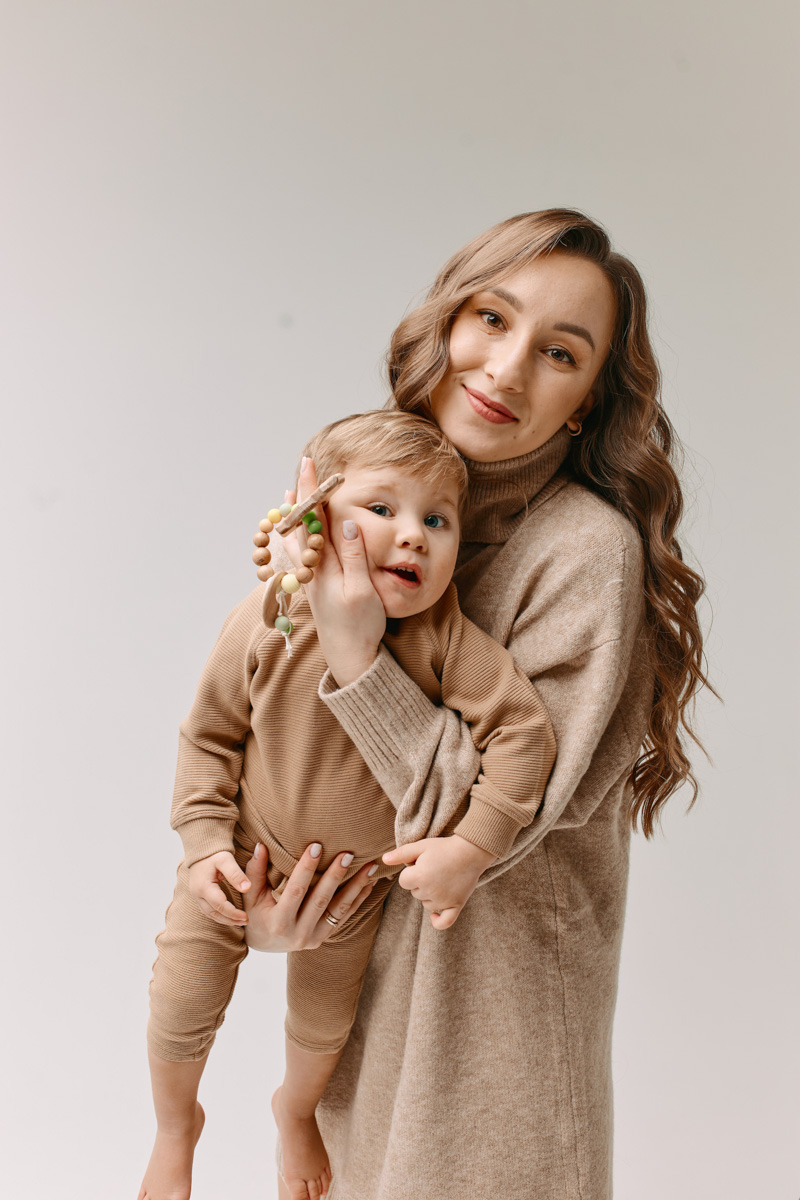 Материнство – это не только пополнение в семействе, но и возможность для творчества! В свободное от домашних забот время мамы-блогеры следят за процентным содержанием красоты в мире, учат подписчиков зарабатывать деньги и развивают собственный бизнес, основанный в декретные времена.