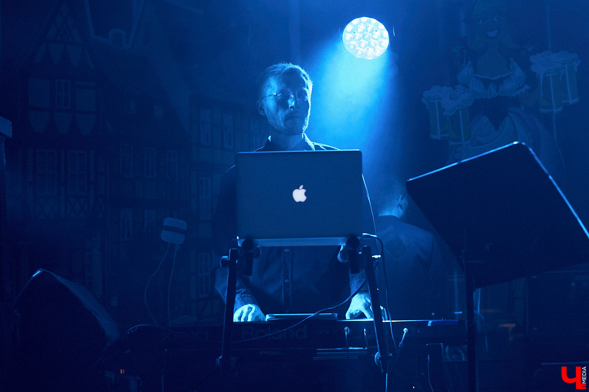 Планы на развитие у ТТ «Завод» грандиозные: помимо театральной составляющей товарищество охватит музыкальную. Первое выступление новорожденного проекта состоялось 17 апреля в ресторане «Макс Брой» – двухчастная программа, где нашлось место любви, светлым переживаниям и танцевальному отрыву. Подробности в репортаже «Ключ-Медиа».