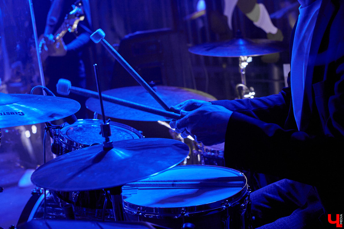 Планы на развитие у ТТ «Завод» грандиозные: помимо театральной составляющей товарищество охватит музыкальную. Первое выступление новорожденного проекта состоялось 17 апреля в ресторане «Макс Брой» – двухчастная программа, где нашлось место любви, светлым переживаниям и танцевальному отрыву. Подробности в репортаже «Ключ-Медиа».