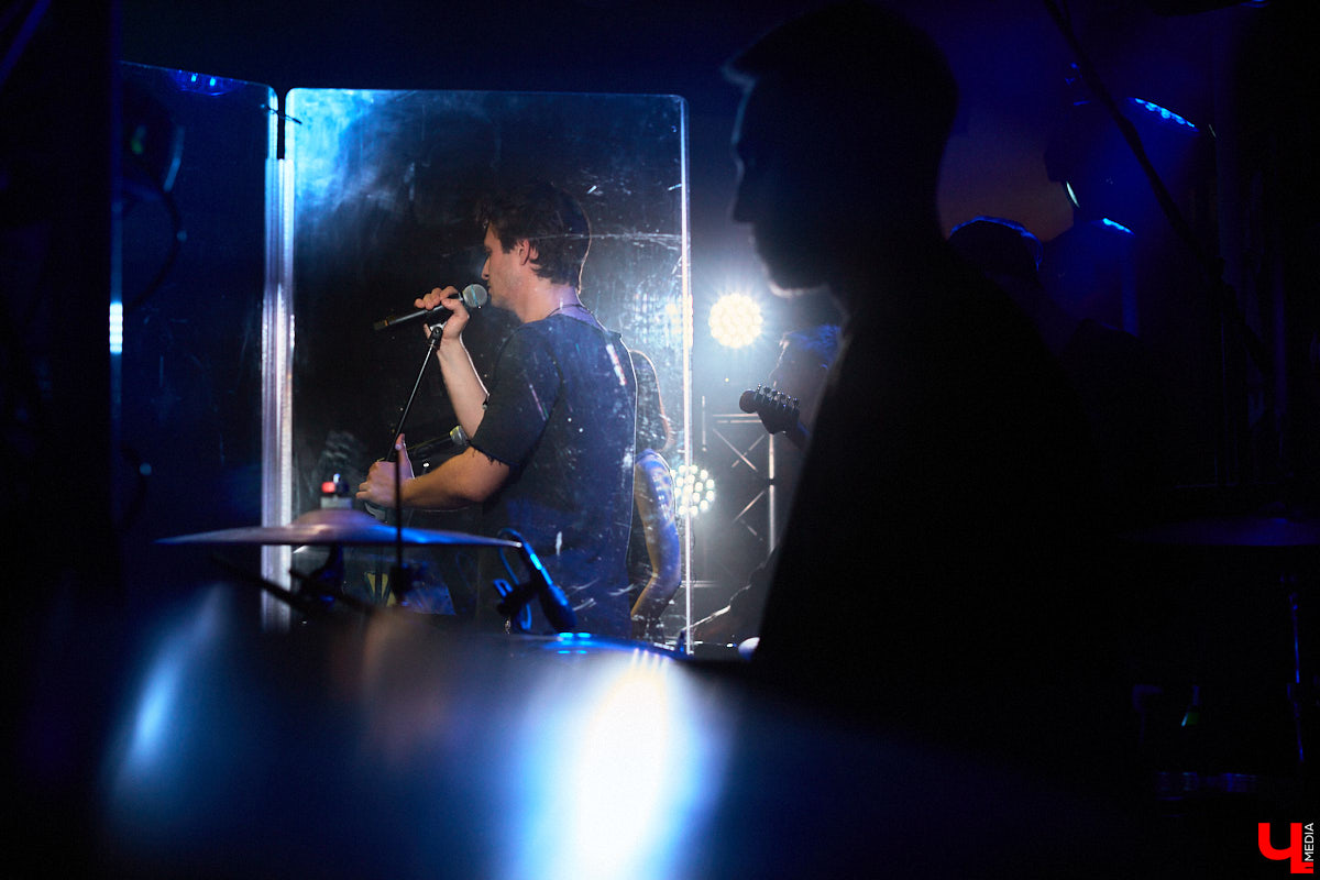 Планы на развитие у ТТ «Завод» грандиозные: помимо театральной составляющей товарищество охватит музыкальную. Первое выступление новорожденного проекта состоялось 17 апреля в ресторане «Макс Брой» – двухчастная программа, где нашлось место любви, светлым переживаниям и танцевальному отрыву. Подробности в репортаже «Ключ-Медиа».