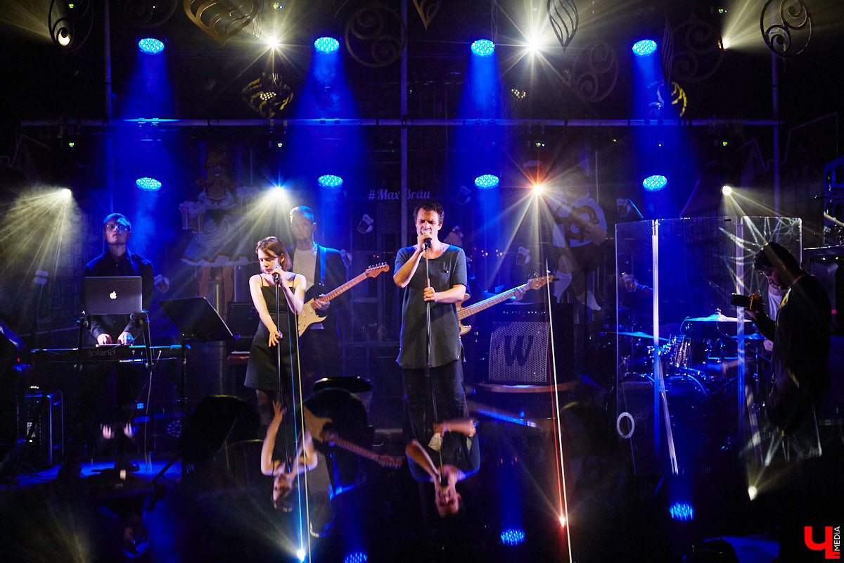 Планы на развитие у ТТ «Завод» грандиозные: помимо театральной составляющей товарищество охватит музыкальную. Первое выступление новорожденного проекта состоялось 17 апреля в ресторане «Макс Брой» – двухчастная программа, где нашлось место любви, светлым переживаниям и танцевальному отрыву. Подробности в репортаже «Ключ-Медиа».