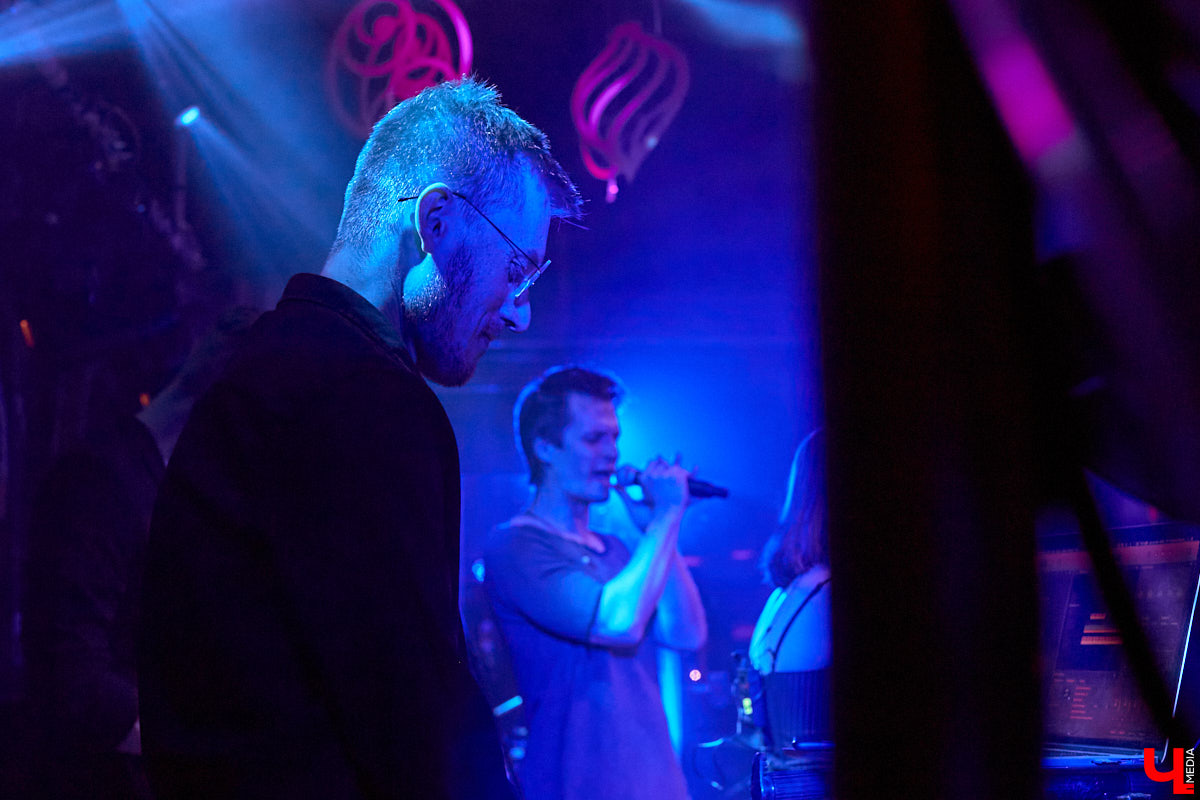 Планы на развитие у ТТ «Завод» грандиозные: помимо театральной составляющей товарищество охватит музыкальную. Первое выступление новорожденного проекта состоялось 17 апреля в ресторане «Макс Брой» – двухчастная программа, где нашлось место любви, светлым переживаниям и танцевальному отрыву. Подробности в репортаже «Ключ-Медиа».